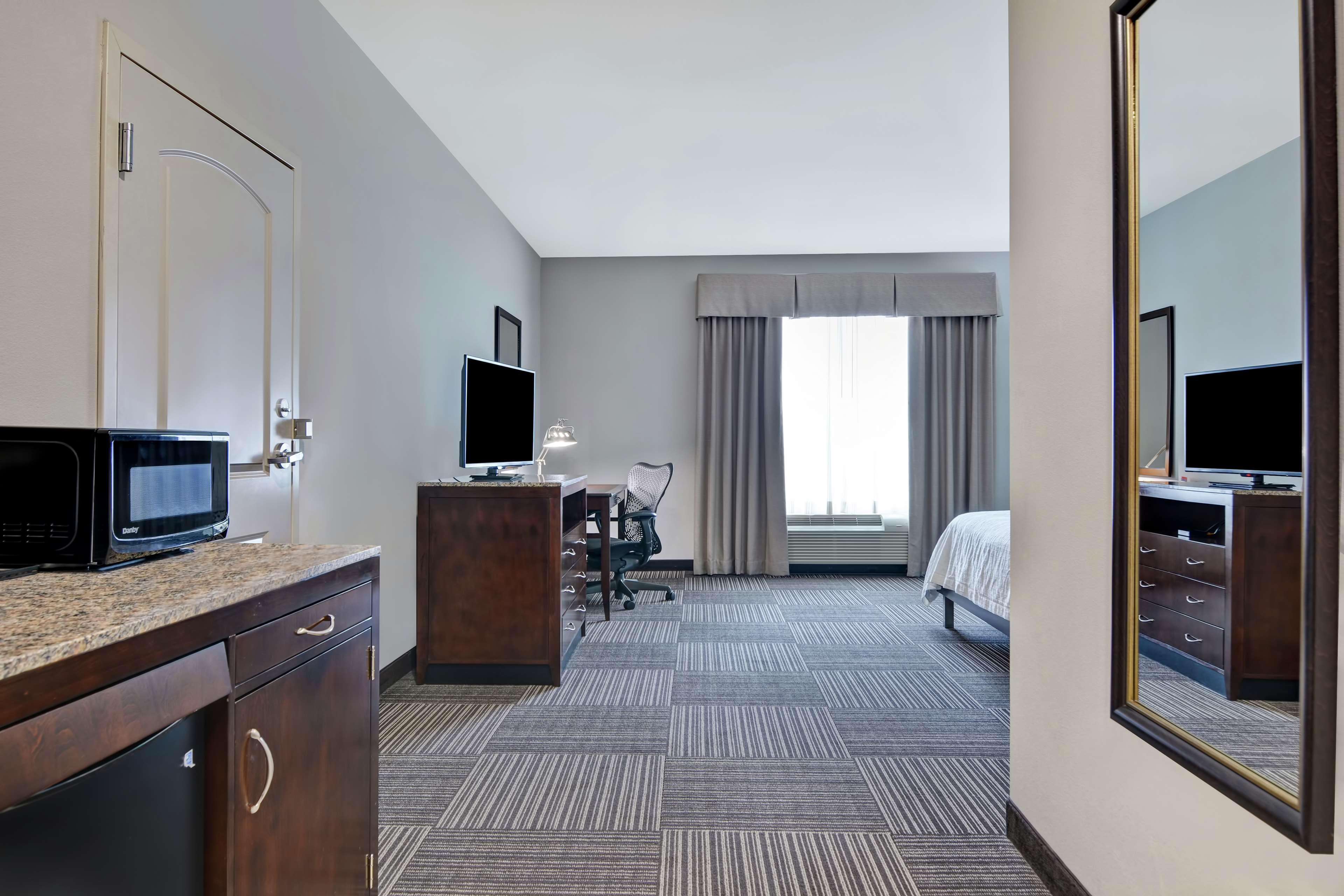 Hilton Garden Inn And Fayetteville Convention Center Экстерьер фото