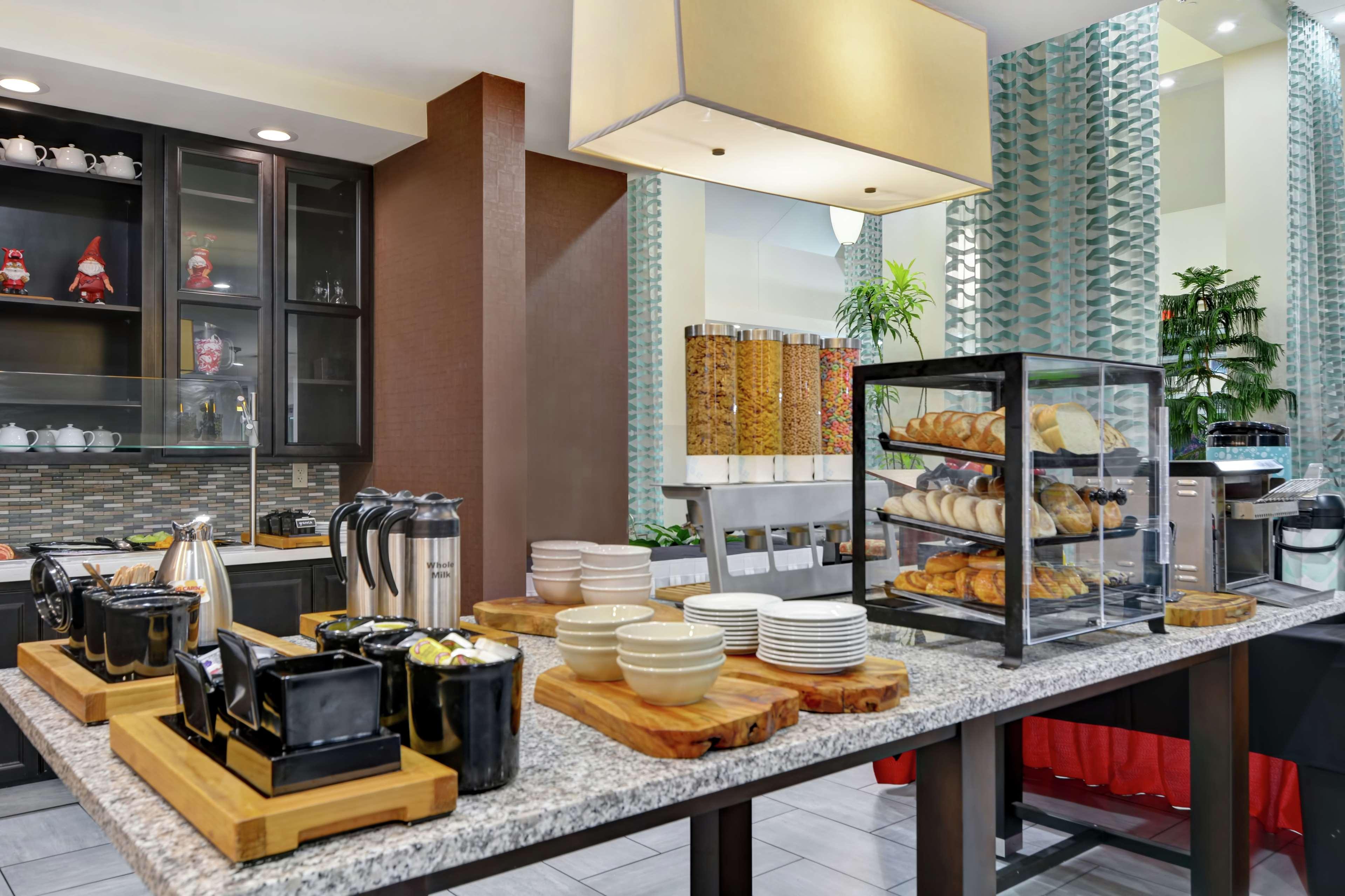 Hilton Garden Inn And Fayetteville Convention Center Экстерьер фото
